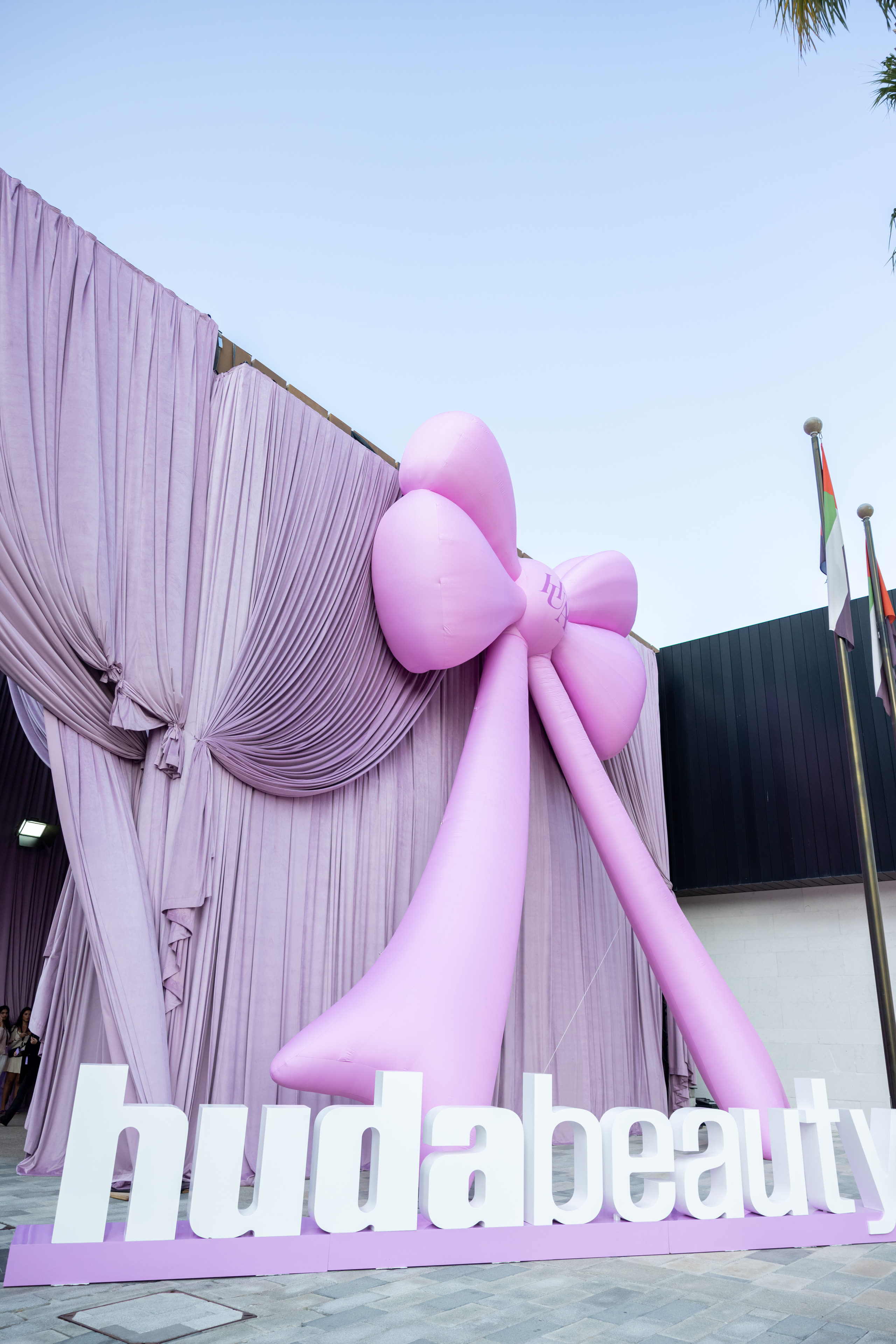 Huda Beauty — Inflatable Bow