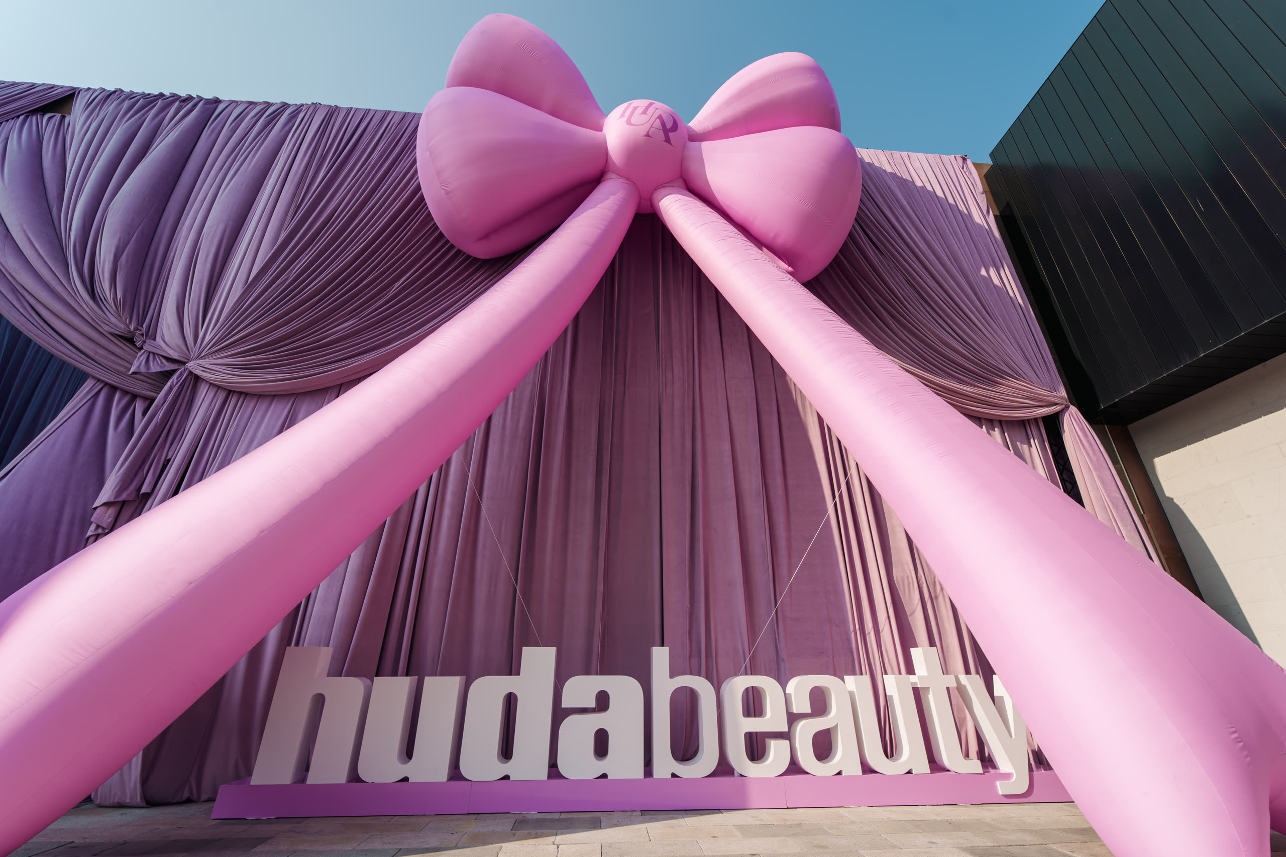 Huda Beauty — Inflatable Bow